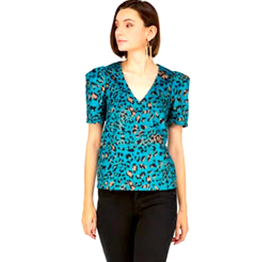 New with tags, bever been worn, Jaguar Top. Size small
